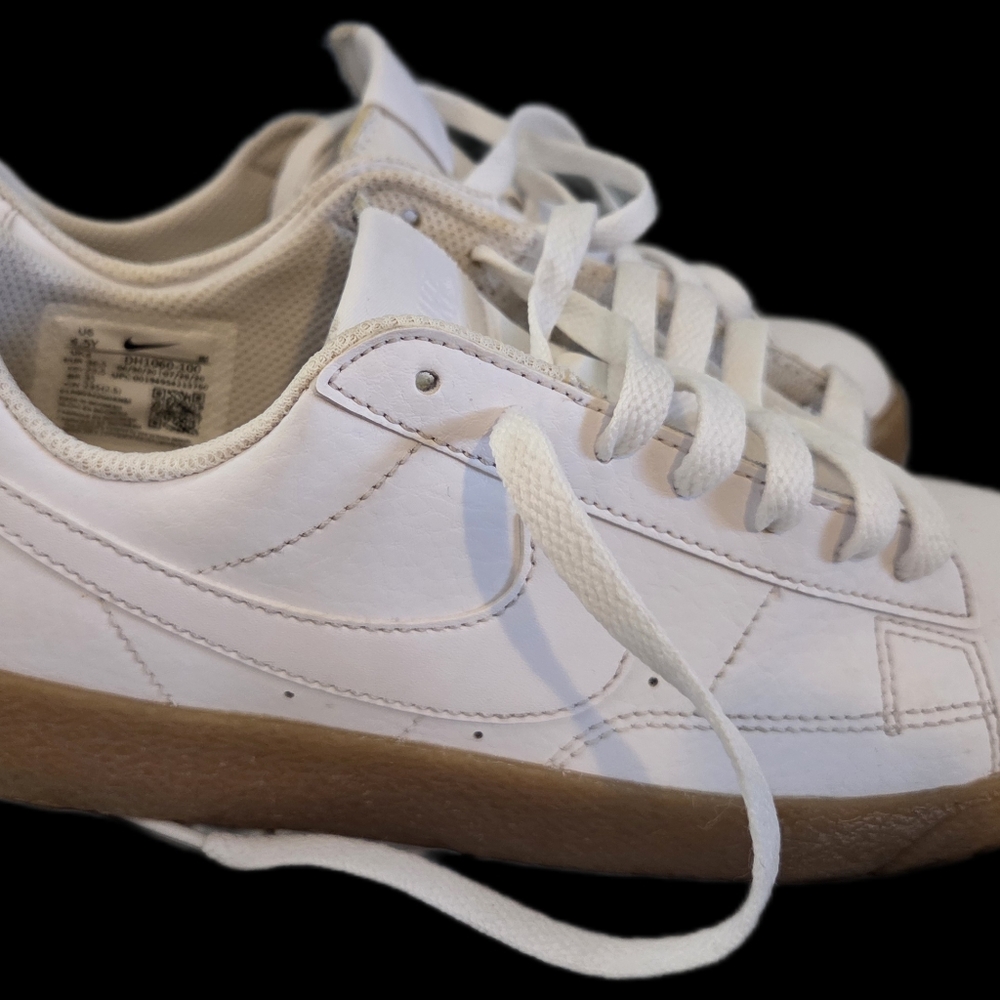 kids white Nikes. Only worn a few times. Size 4.5 Asking $45